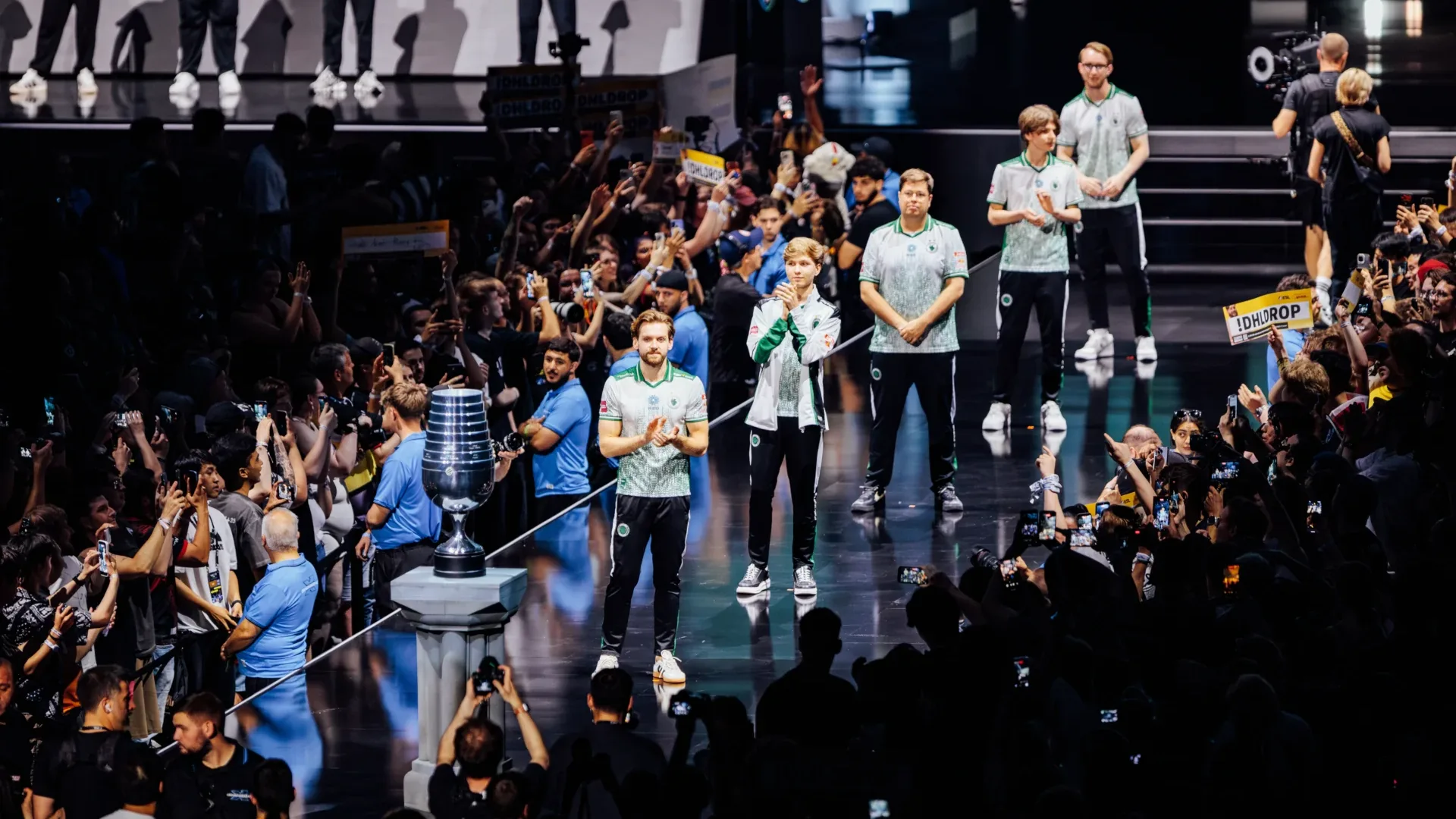 NiKo 与 Falcons 队友走上科隆 Major 舞台